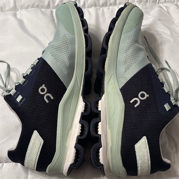 On clouds - Picture 2 of 8